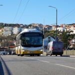 Autocarro dos SMTUC sobre a Ponte de Santa Clara