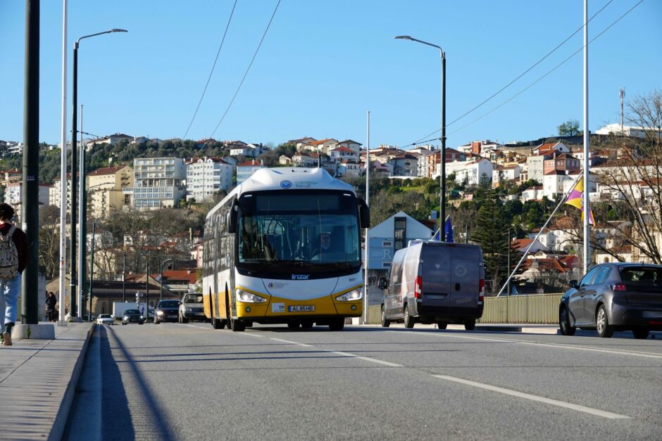 Autocarro dos SMTUC sobre a Ponte de Santa Clara