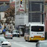 Vista da traseira de autocarro BYD no final da Av. Fernão de Magalhães (junto ao Hotel Oslo ), prestes a curvar para a rua António Granjo (Estação Nova)