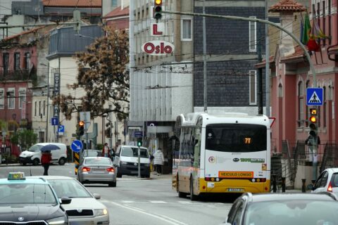 Vista da traseira de autocarro BYD no final da Av. Fernão de Magalhães (junto ao Hotel Oslo ), prestes a curvar para a rua António Granjo (Estação Nova)